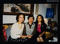 相關藏品主要名稱：琦君夫婦出席華府美國華人作家協會演講照(琦君與程明琤、譚煥瑛合照)9的藏品圖示