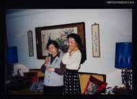 相關藏品主要名稱：琦君夫婦出席華府美國華人作家協會演講照(琦君與程明琤合照)10的藏品圖示