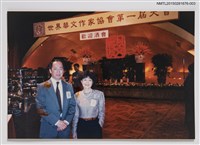相關藏品主要名稱：琦君出席北美華文作家協會新詩寫作座談與鄭愁予等人合照2的藏品圖示