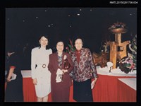 相關藏品主要名稱：琦君與文友出席第一屆世界華文作家大會之合影4的藏品圖示