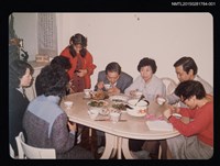 相關藏品主要名稱：琦君與蔡文甫全家餐聚合照1的藏品圖示