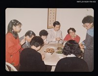 相關藏品主要名稱：琦君與蔡文甫全家餐聚合照2的藏品圖示