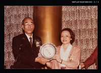 主要名稱：夏祖麗夫婦與鄧佩瑜合照(鄧佩瑜接受頒獎與他人合照)3圖檔，第4張，共5張
