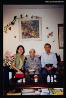 相關藏品主要名稱：琦君夫婦與廖玉蕙合照(琦君夫婦與廖玉蕙合照)1的藏品圖示