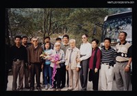 相關藏品主要名稱：琦君夫婦與兒媳2001年返鄉為琦君文學館開館活動照1的藏品圖示