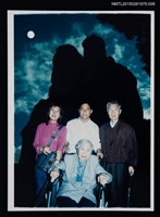 相關藏品主要名稱：琦君夫婦與兒媳2001年返鄉大陸親友合照8的藏品圖示
