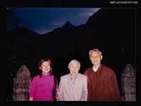 相關藏品主要名稱：琦君夫婦與兒媳2001年返鄉合照2的藏品圖示