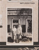 相關藏品主要名稱：呂赫若長女呂愛琴夫婦於毘廬禪寺前合影/其他-劃一題名：呂赫若家族相簿的藏品圖示