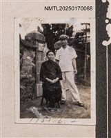 相關藏品主要名稱：老婦端坐與1名青年男性於戶外合影/其他-劃一題名：呂赫若家族相簿的藏品圖示