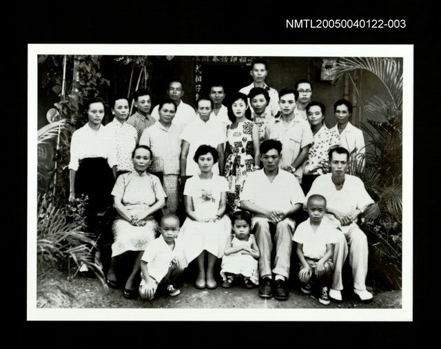 主要名稱：楊逵、葉陶長子楊資崩與蕭素梅結婚之親友合照（翻拍）圖檔，第2張，共4張