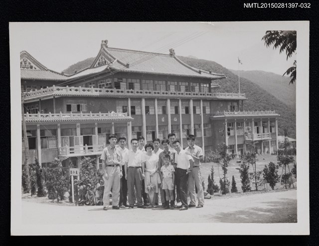 主要名稱：李一楠與琦君及學生於中國文化學院合照1-32圖檔，第1張，共1張