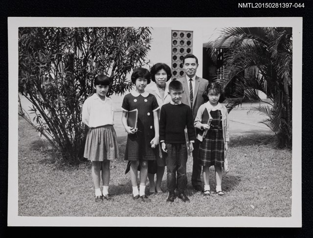 主要名稱：琦君一家人與他人於室外合照1-44圖檔，第1張，共1張