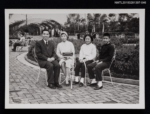 主要名稱：琦君一家人和他人於室外合照1-46圖檔，第1張，共1張