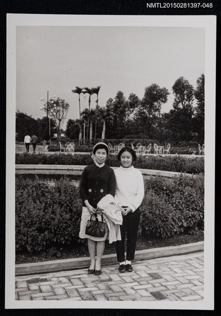 主要名稱：琦君和他人於戶外合照1-48圖檔，第1張，共1張