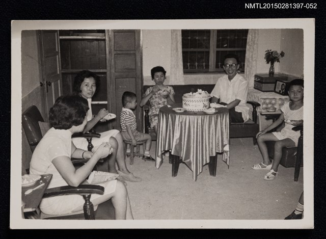 主要名稱：李一楠與琦君夫婦和友人於家中慶生會合照1-52圖檔，第1張，共1張