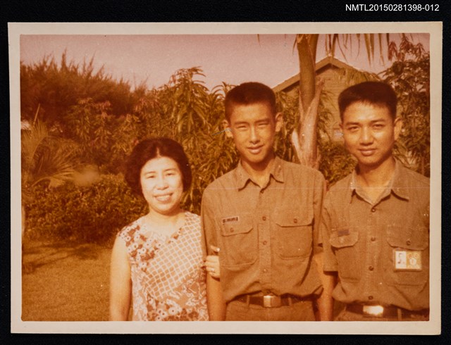 主要名稱：李一楠當兵與琦君及他人合照2-12圖檔，第1張，共1張