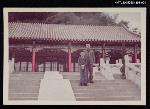 主要名稱：李一楠與李唐基於階梯上合照2-20圖檔，第1張，共1張