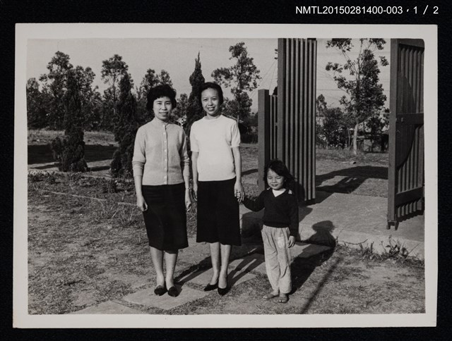 主要名稱：琦君與小孩、友人於庭園內合照1-3圖檔，第2張，共3張