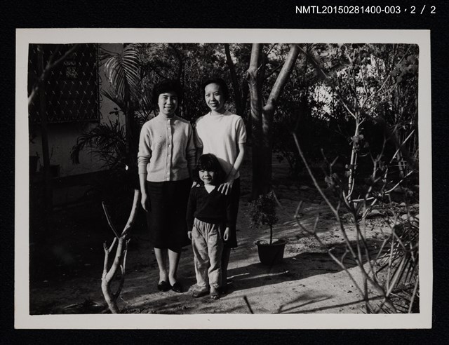 主要名稱：琦君與小孩、友人於庭園內合照1-3圖檔，第3張，共3張