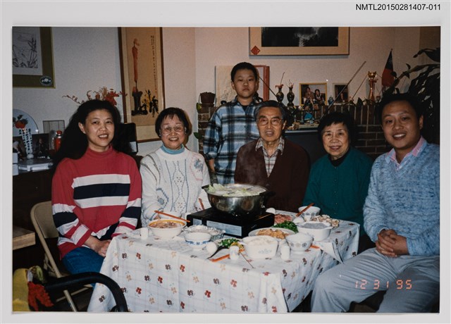 主要名稱：李唐基家族照(琦君夫婦與李唐基家人於客廳餐桌合影)圖檔，第1張，共1張
