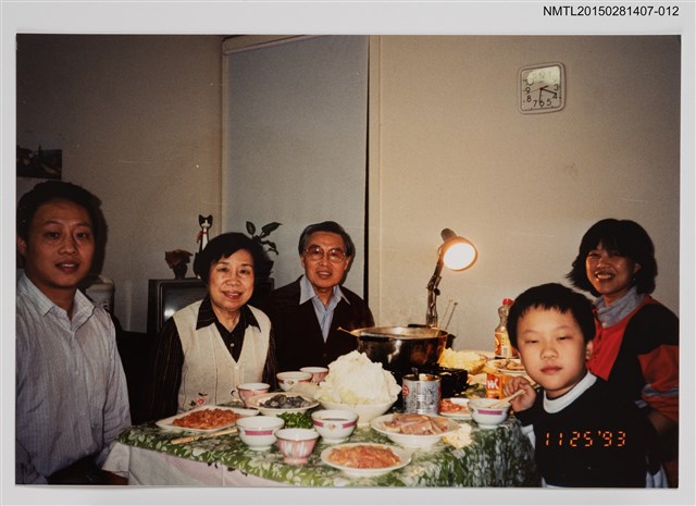 主要名稱：李唐基家族照(琦君夫婦與李唐基家人於餐桌合影)圖檔，第1張，共1張