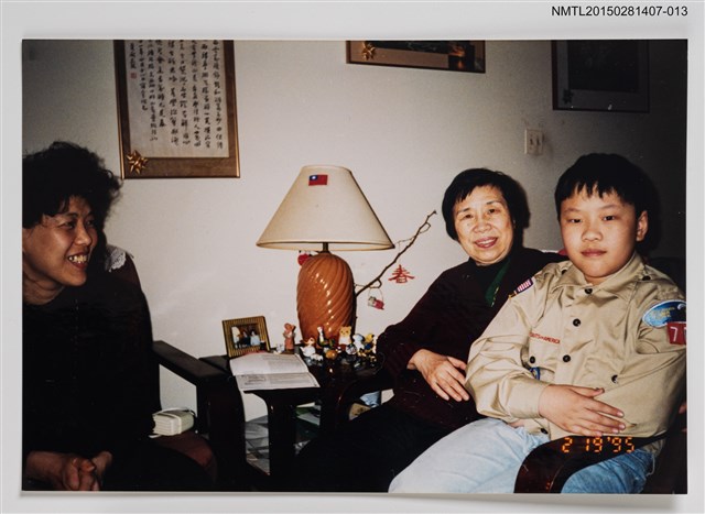 主要名稱：李唐基家族照(琦君與李唐基家人於客廳合影)圖檔，第1張，共1張