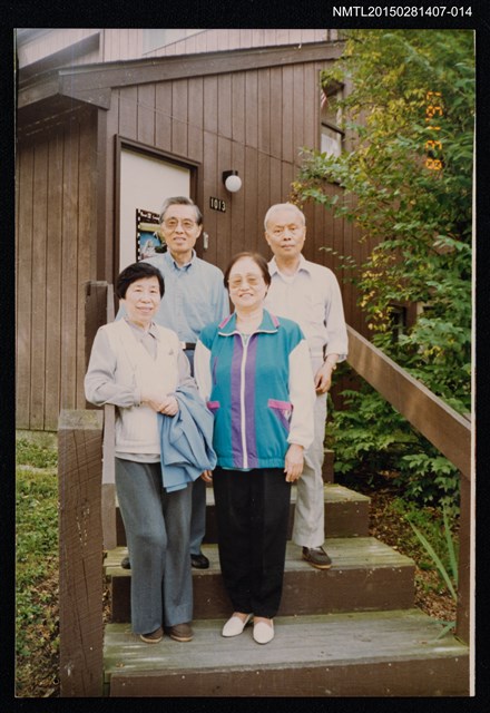 主要名稱：李唐基家族照(琦君夫婦與李唐基家人於家門前合影)圖檔，第1張，共1張