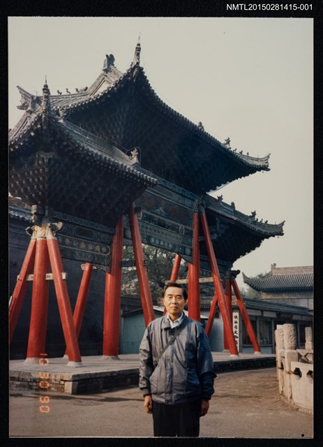 主要名稱：琦君1990年大陸返鄉5-1（李唐基於中式牌樓前獨照）圖檔，第1張，共1張