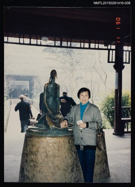 主要名稱：琦君1990年大陸返鄉6-8（琦君於杜甫草堂雕像前獨影）圖檔，第1張，共1張