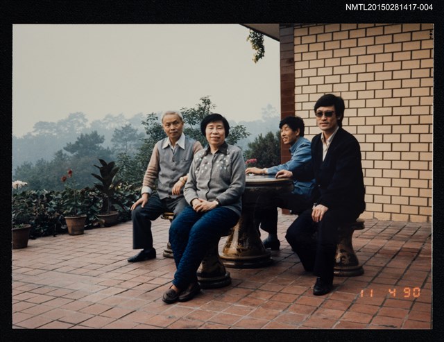 主要名稱：琦君1990年大陸返鄉7-4（琦君與李晝堂等人於戶外圓桌邊合影）圖檔，第1張，共1張