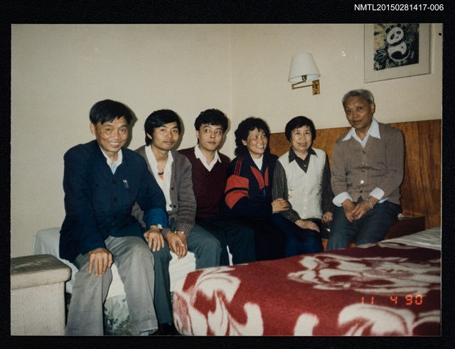 主要名稱：琦君1990年大陸返鄉7-6（琦君與李晝堂等人於房內合影）圖檔，第1張，共1張