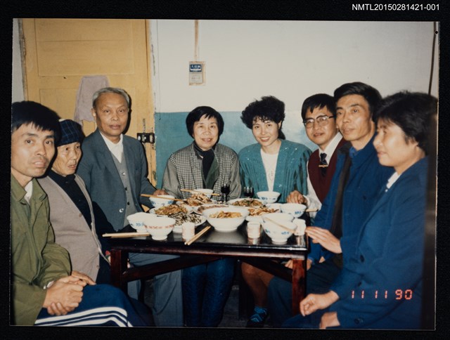 主要名稱：琦君1990年大陸返鄉11-1(琦君與李晝堂等人於屋內餐桌合影)圖檔，第1張，共1張