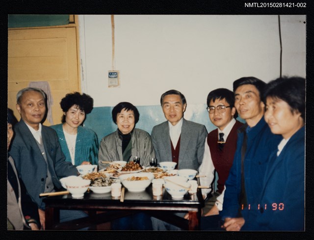 主要名稱：琦君1990年大陸返鄉11-2(琦君夫婦與李晝堂等人於屋內餐桌合影)圖檔，第1張，共2張