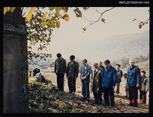 主要名稱：琦君1990年大陸返鄉11-3(李唐基與李晝堂等人北京祭拜母親、返鄉掃墓合影)圖檔，第1張，共1張