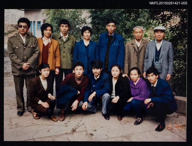 主要名稱：琦君1990年大陸返鄉11-5(李唐基與李晝堂等人北京祭拜母親於戶外合影)圖檔，第1張，共1張