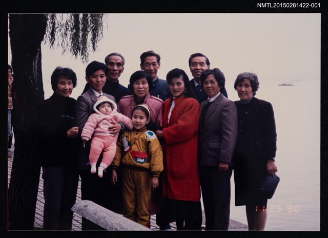 主要名稱：琦君1990年大陸返鄉12-1(琦君夫婦與潘鏡宇及其家人於杭州戶外合影)圖檔，第1張，共1張