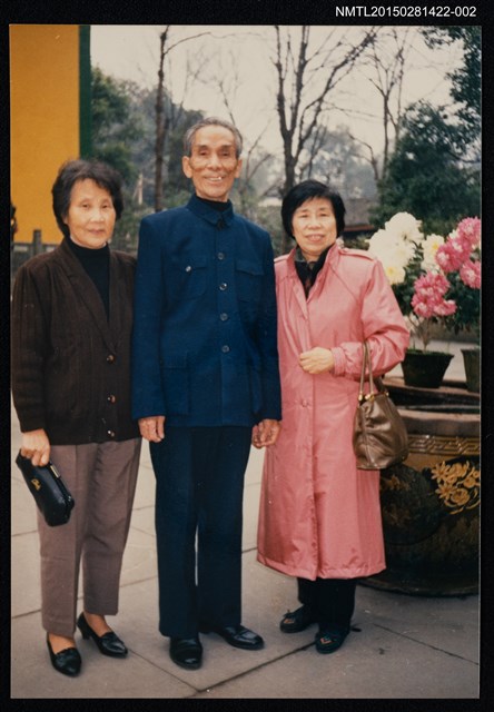 主要名稱：琦君1990年大陸返鄉12-2(琦君與其堂叔潘鏡宇及其家人於杭州靈隱寺合影)圖檔，第1張，共1張
