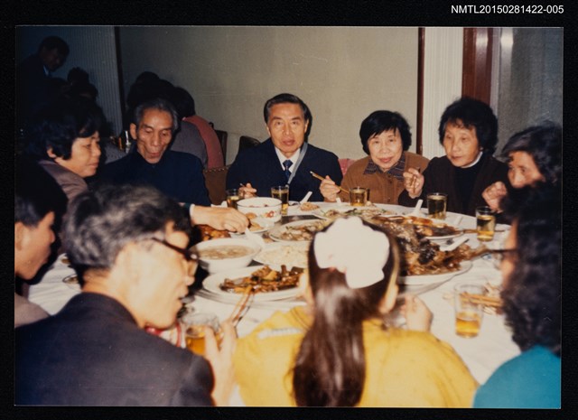 主要名稱：琦君1990年大陸返鄉12-5(琦君夫婦與其堂叔潘鏡宇及其家人於餐廳聚餐合影)圖檔，第1張，共1張