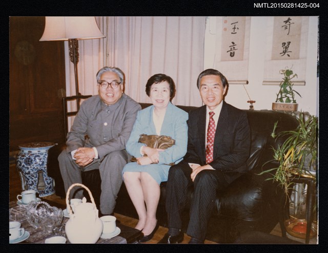 主要名稱：琦君1992年大陸返鄉2-4(一九九二年訪問北京、杭州，琦君夫婦與干志堅於室內中合影)圖檔，第1張，共1張
