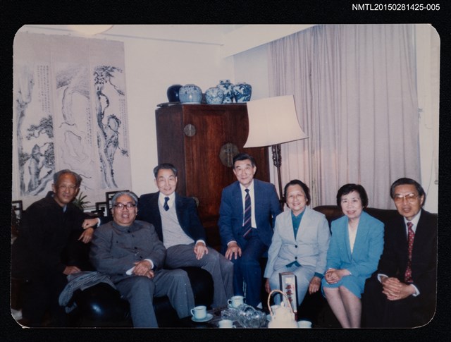 主要名稱：琦君1992年大陸返鄉2-5(一九九二年訪問北京、杭州，琦君夫婦與全國政協等人於大廳中合影)圖檔，第1張，共1張