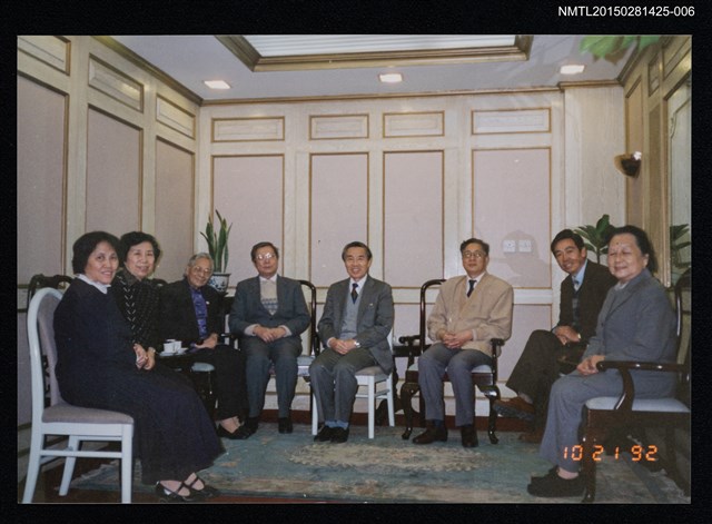 主要名稱：琦君1992年大陸返鄉2-6(一九九二年訪問北京、杭州，琦君夫婦與全國政協多人於大廳中合影)圖檔，第1張，共1張