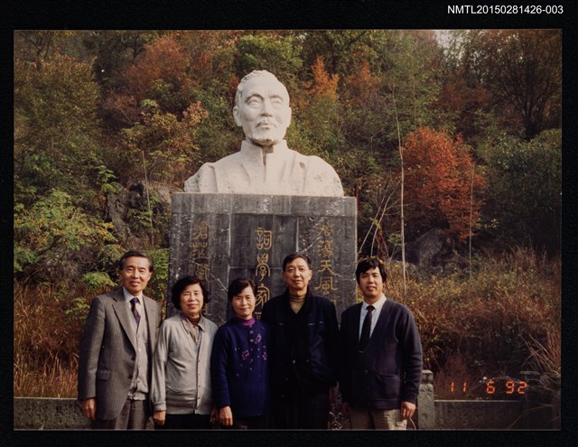 主要名稱：琦君1992年大陸返鄉3-3(一九九二年訪問杭州、上海，與琦君夫婦等人於詞學家夏承燾墓前合影)圖檔，第1張，共1張