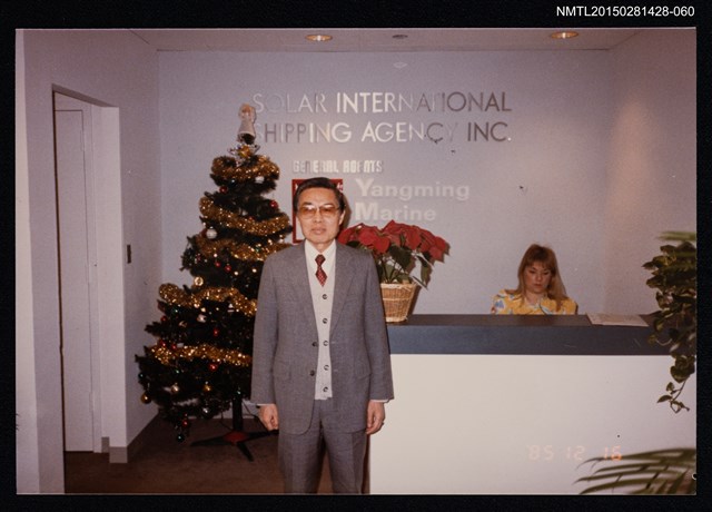 主要名稱：李唐基於SOLAR INTERNATIONAL SHIPPING AGENCY INC櫃台前獨照2-60圖檔，第1張，共1張