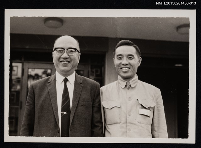 主要名稱：李唐基於與友人室外合照圖檔，第1張，共1張