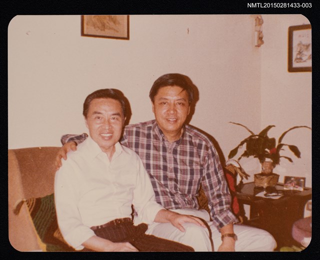 主要名稱：李唐基與友人合照2-3（李唐基與友人於室內合照）圖檔，第1張，共1張
