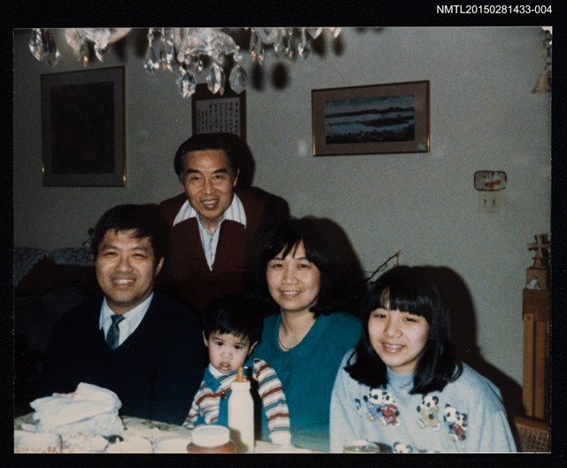 主要名稱：李唐基與友人合照2-4（李唐基與友人及其家人於室內合照）圖檔，第1張，共1張