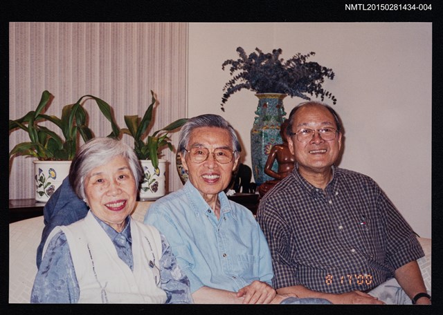 主要名稱：琦君夫婦與高仕銘於室內合照圖檔，第1張，共1張