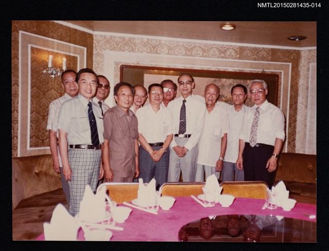 主要名稱：琦君夫婦與李唐基友人合照（李唐基與友人於餐廳合照）圖檔，第1張，共1張