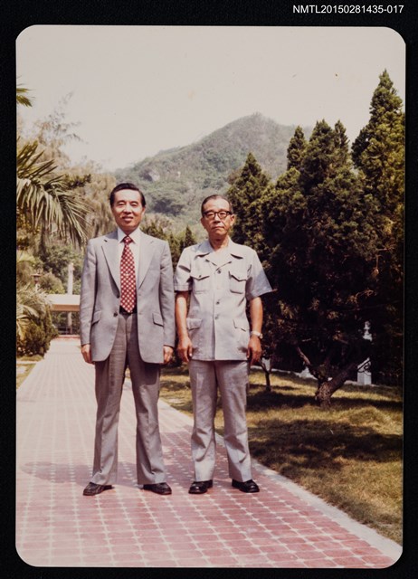 主要名稱：琦君夫婦與李唐基友人合照（李唐基與友人於室外合照）圖檔，第1張，共1張