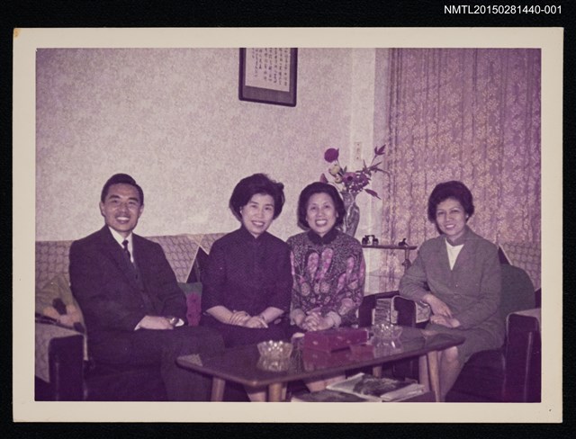 主要名稱：琦君夫婦與友人石韻薇等人合照2-1圖檔，第1張，共1張
